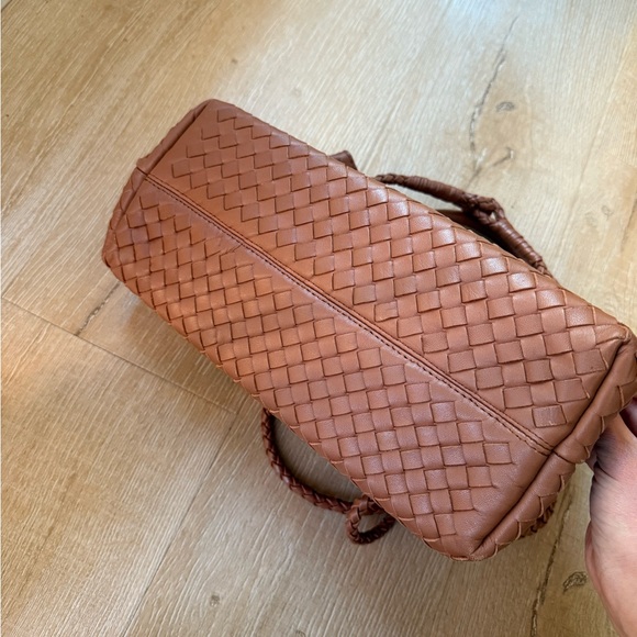 Italian leather woven handbag with adjustable straps - Picture 6 of 8